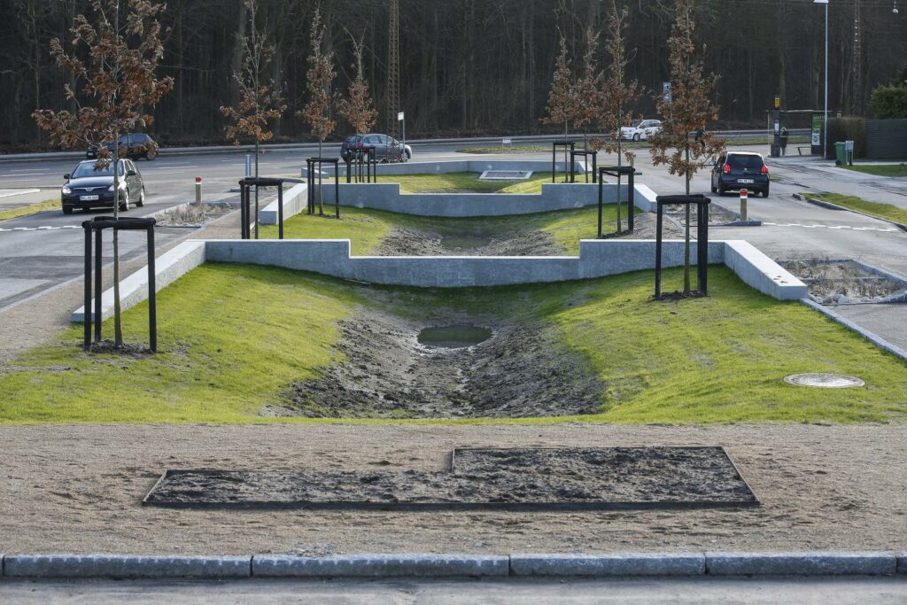Storm water swale in between car lanes in Risvangen.